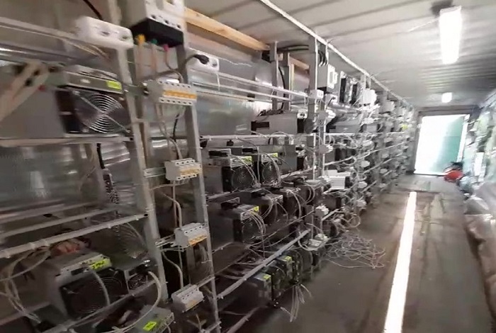 תמונה של מכולות המחוברות למלון הכרייה Cryptohotel